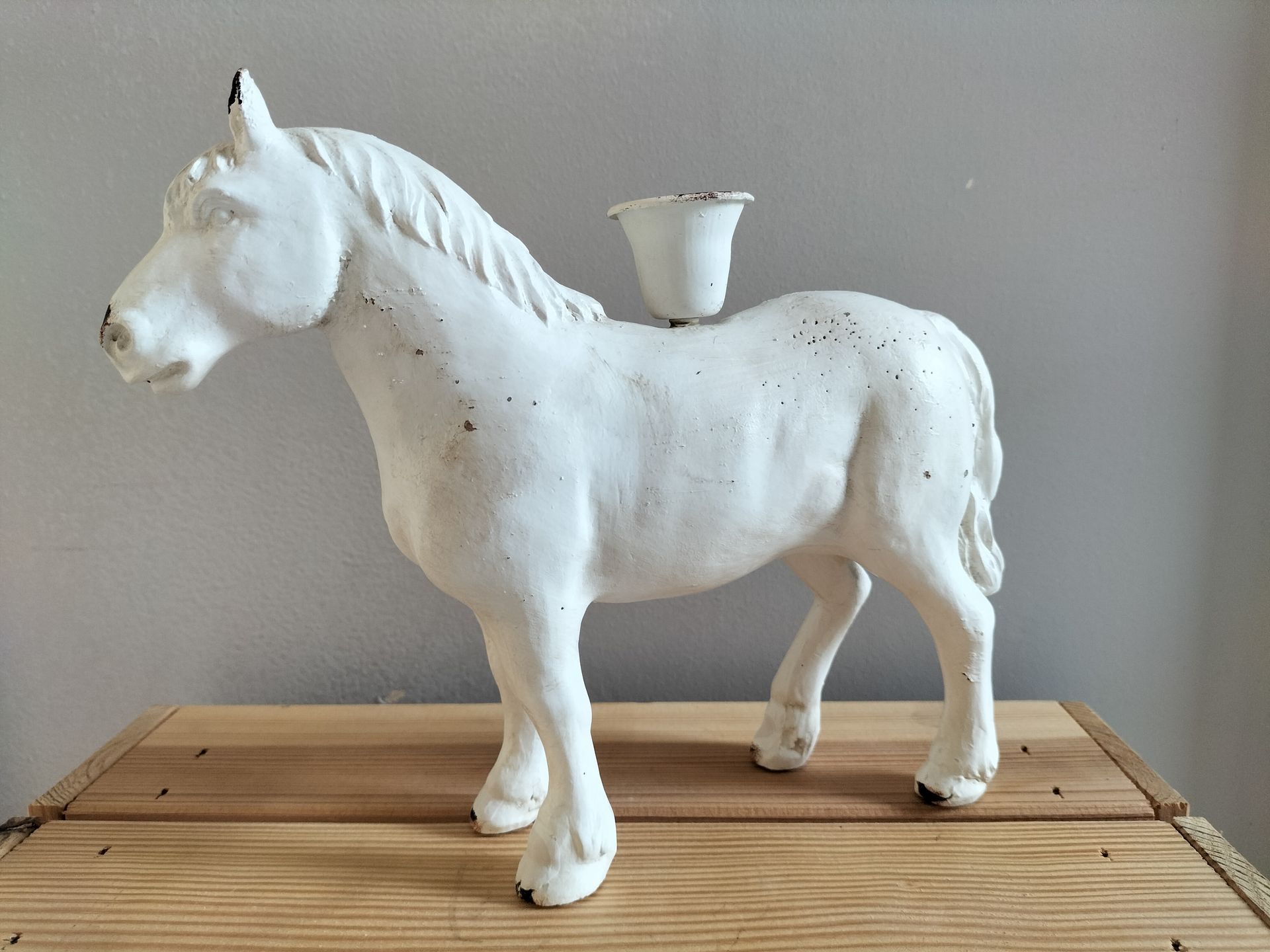Kandelaar paard. Shabby chic stijl.