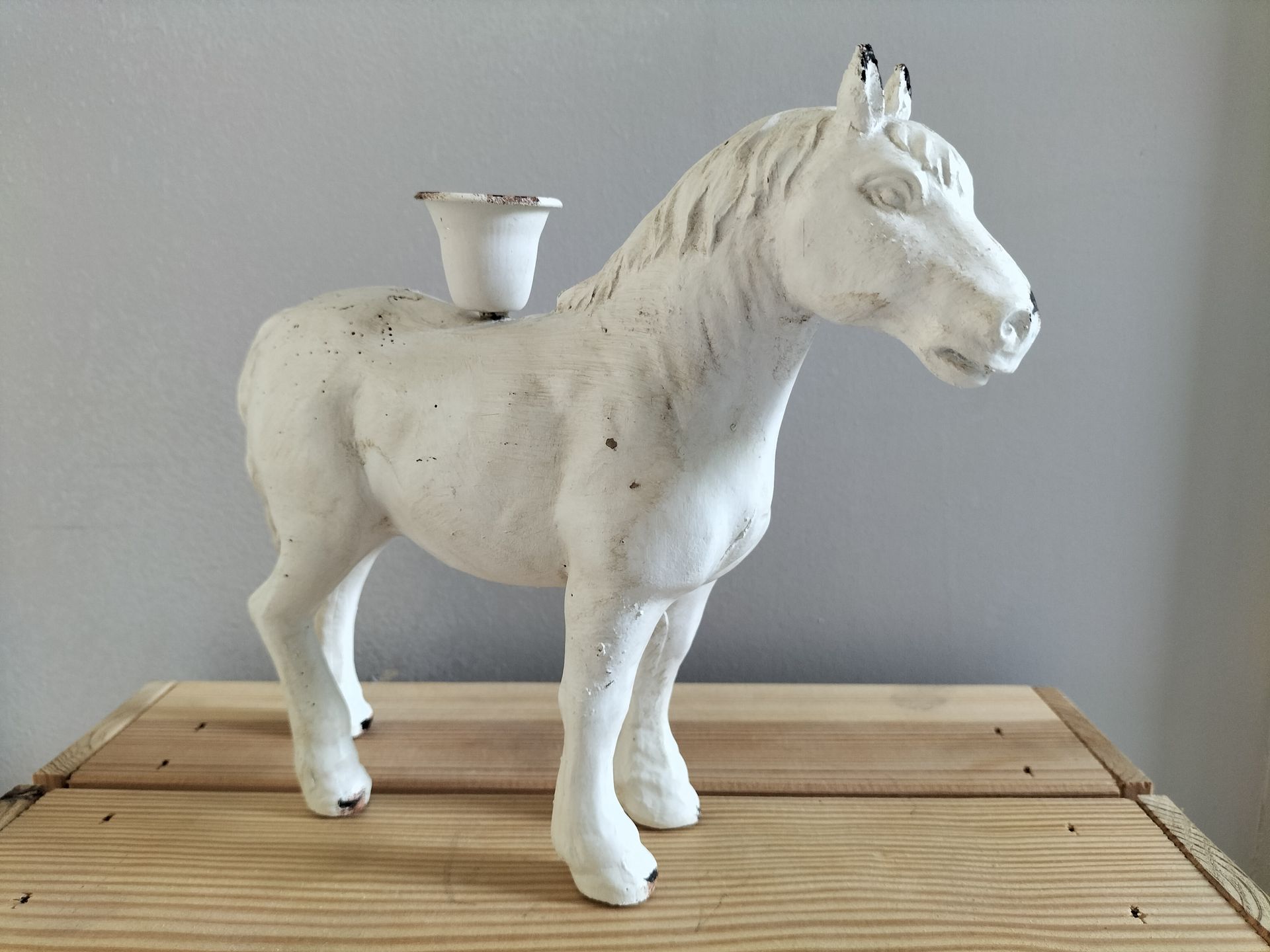 Kandelaar paard. Shabby chic stijl.