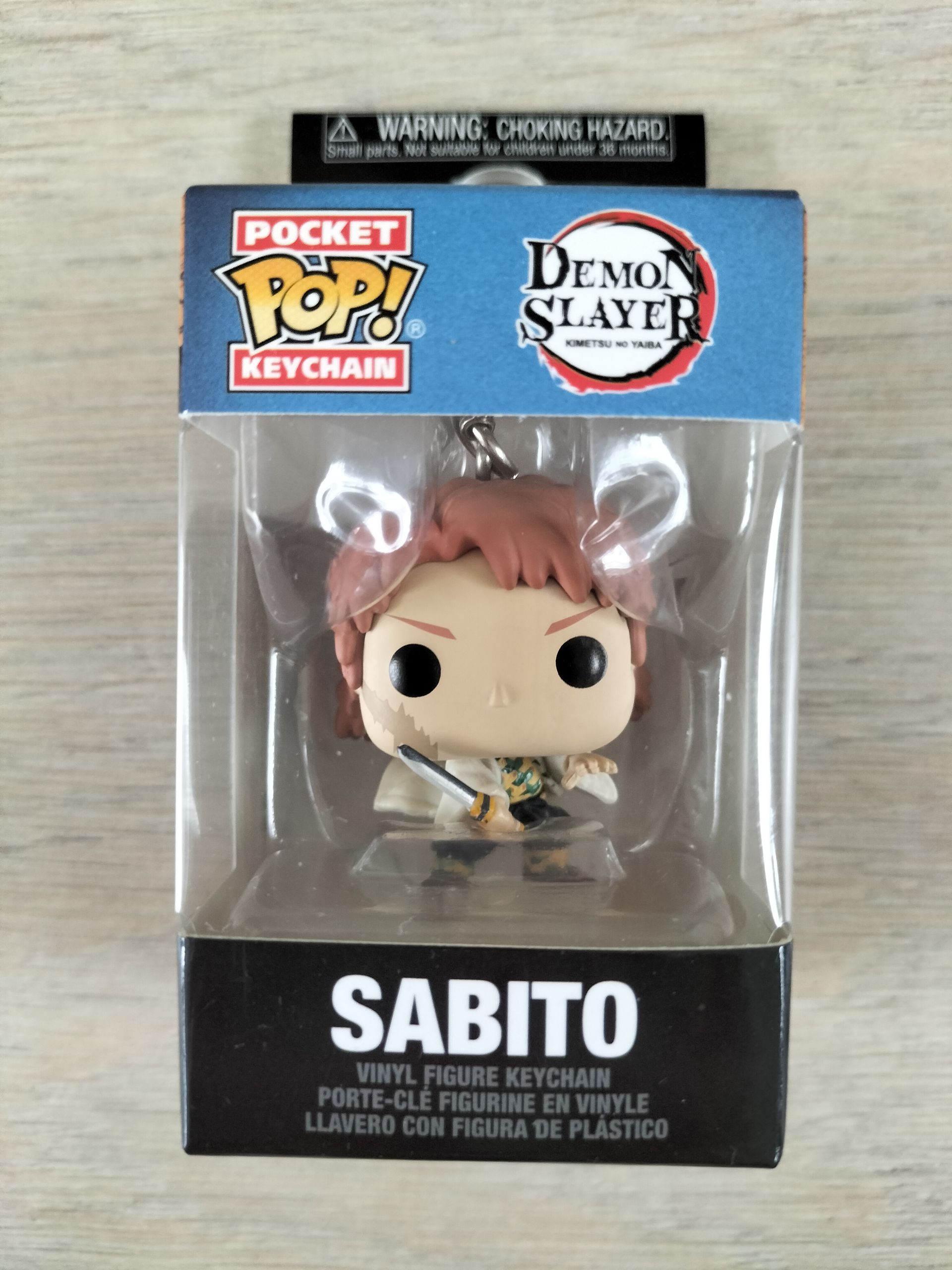 Sabito Pocket Pop! sleutelhanger in doos. Bruin haar, witte outfit, met zwaard. Merchandise van Demon Slayer.