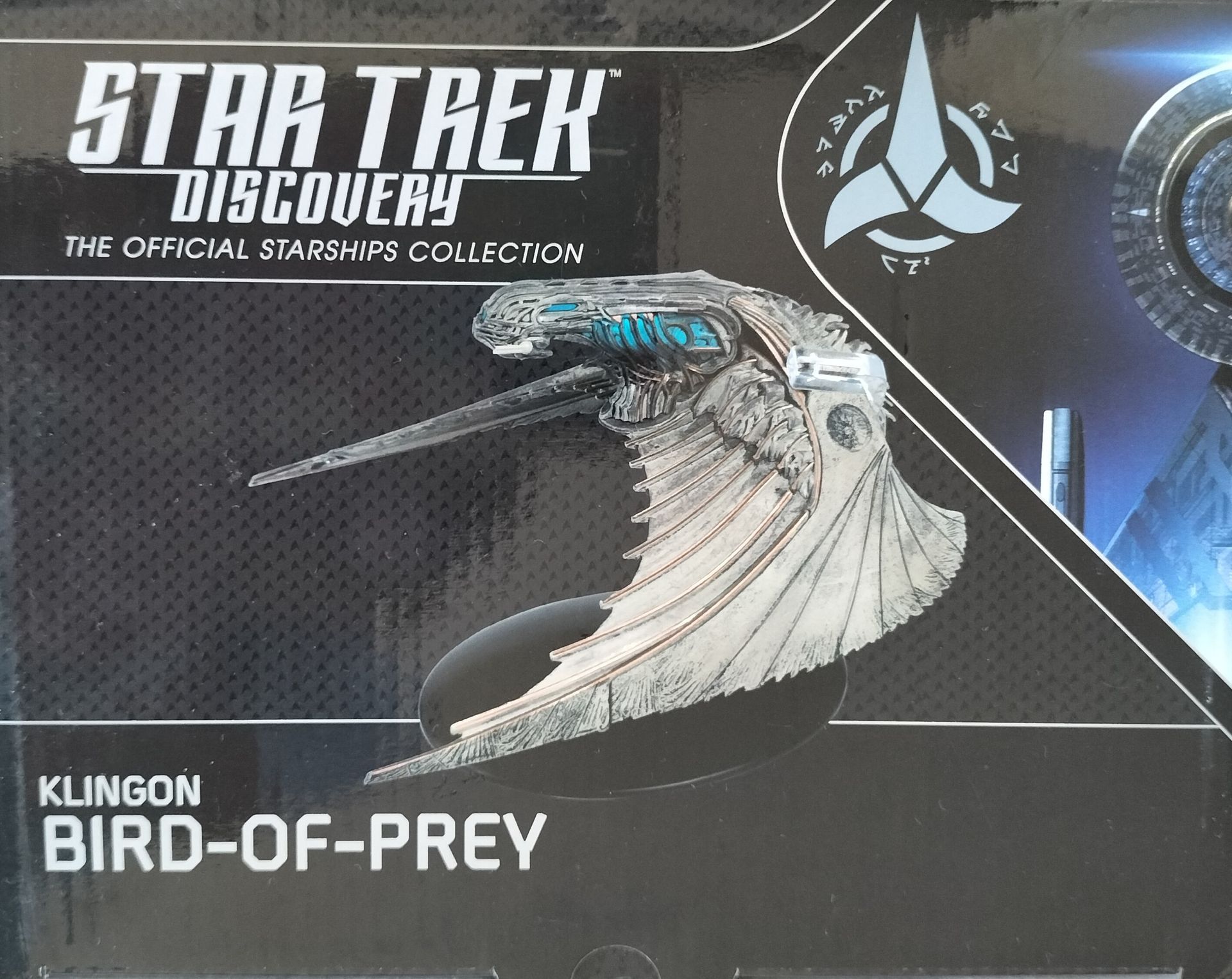 In doos verpakt Star Trek Discovery Klingon Bird-of-Prey model. Zwarte doos met afbeelding en logo van het schip.