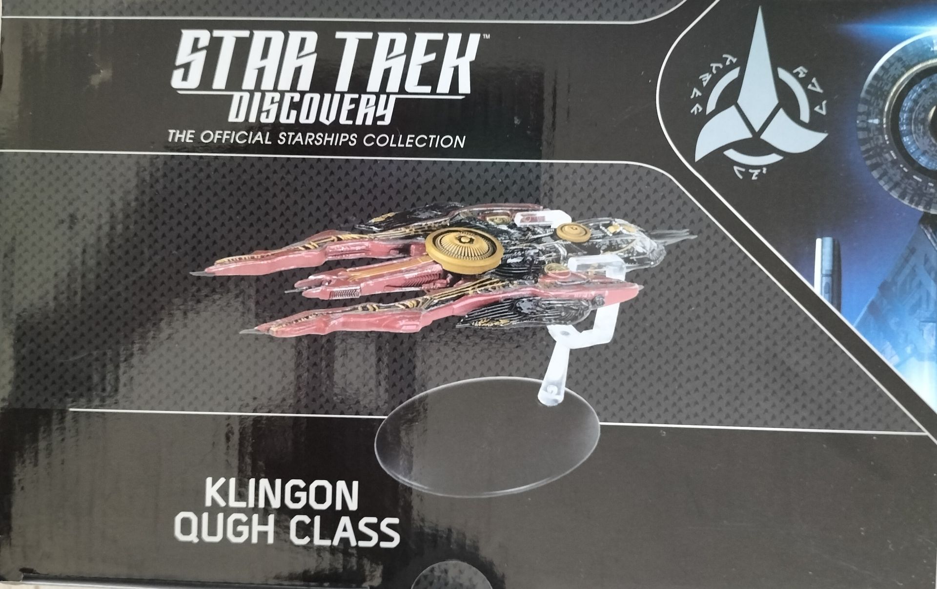 Doos voor het Star Trek Discovery Klingon Qunh-klasse ruimteschipmodel. Zwart-grijze doos met het model zichtbaar.