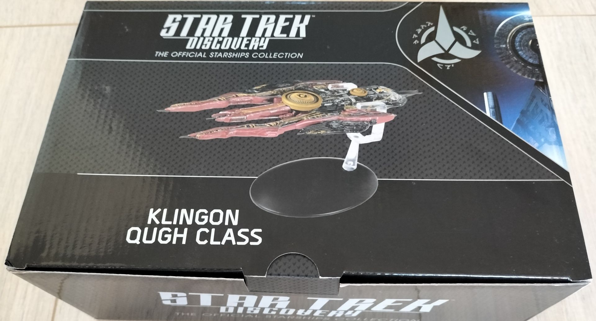 Doos voor het Star Trek Discovery Klingon Qunh-klasse ruimteschipmodel. Zwart-grijze doos met het model zichtbaar.