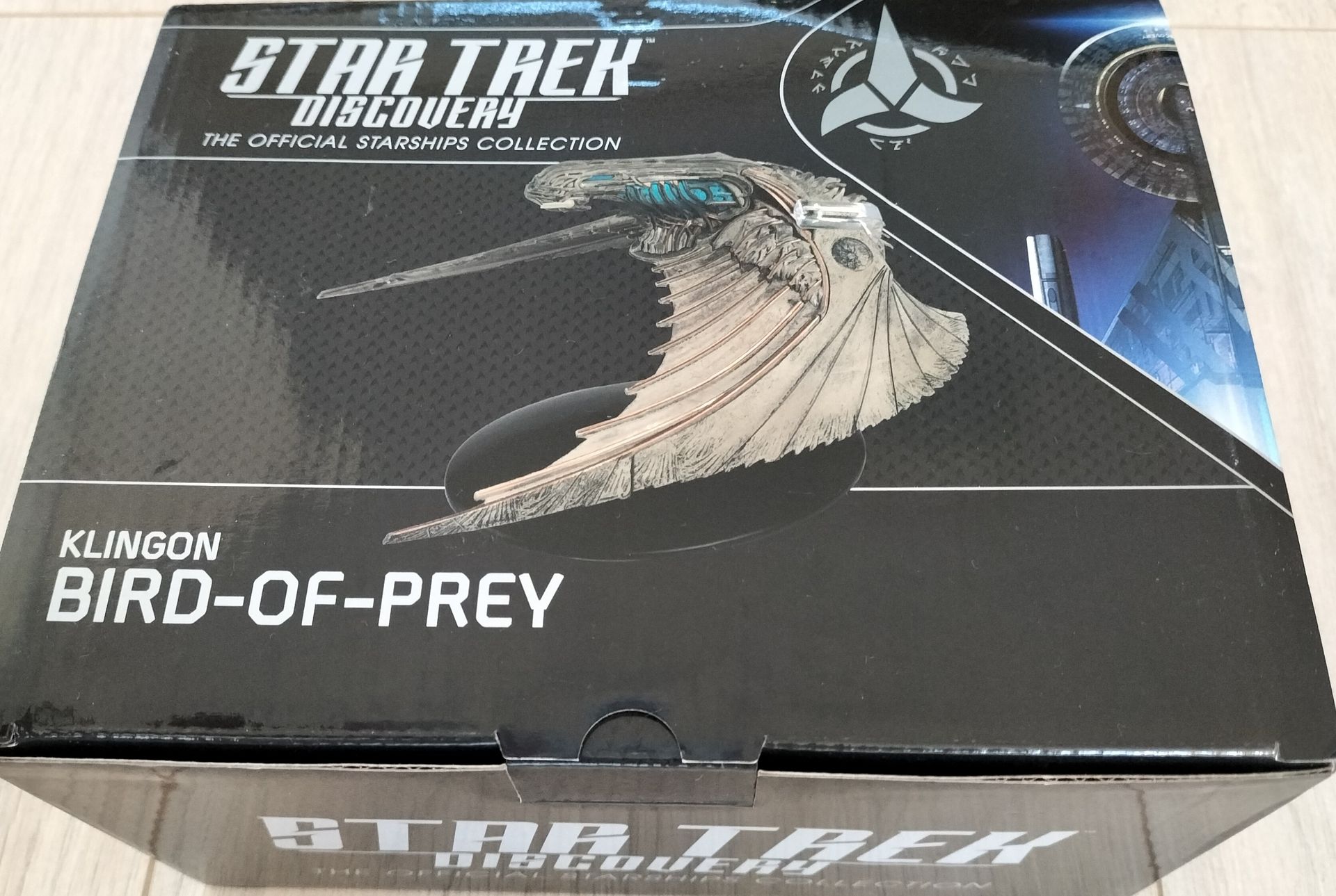 In doos verpakt Star Trek Discovery Klingon Bird-of-Prey model. Zwarte doos met afbeelding en logo van het schip.