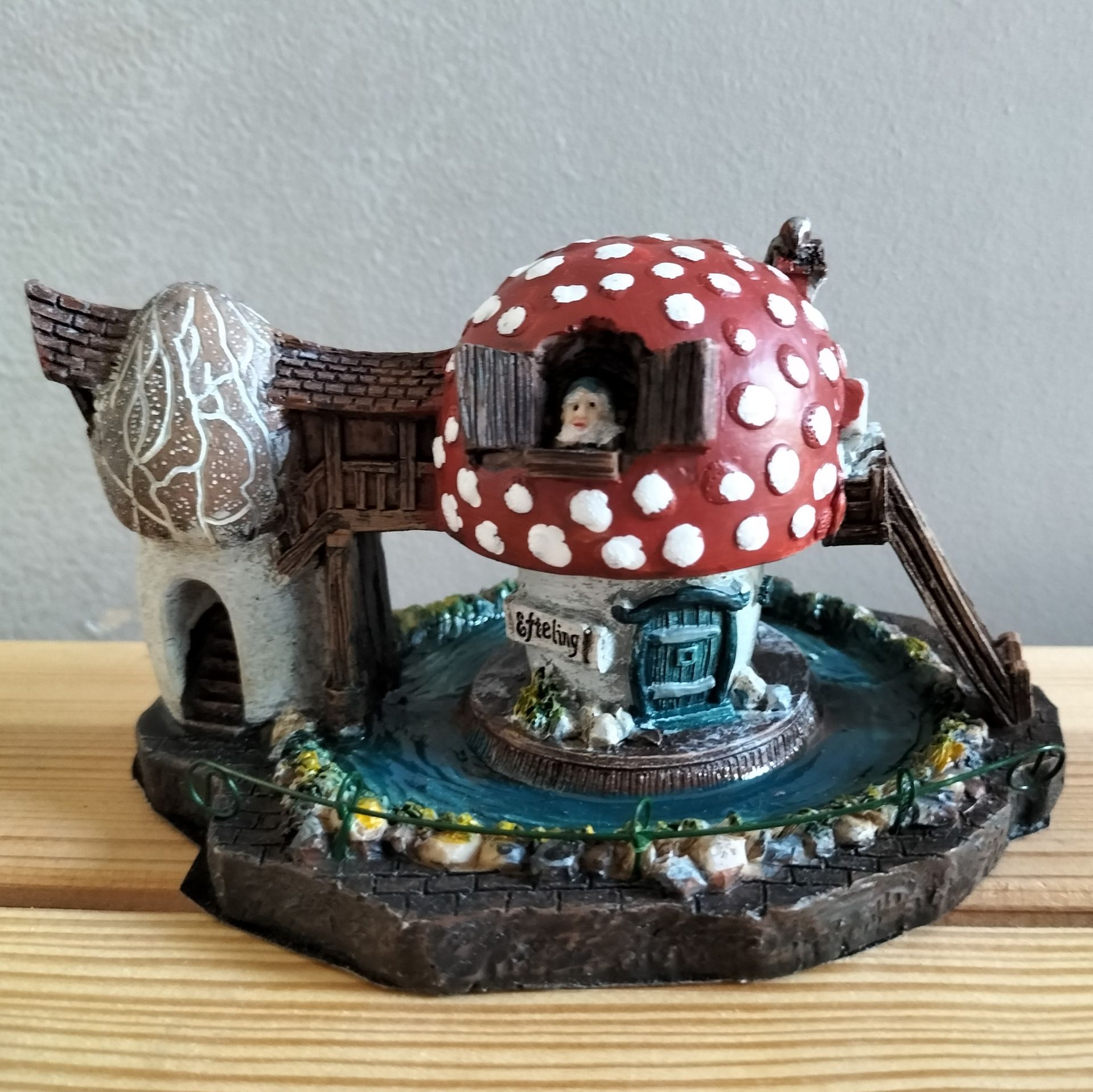 LuVille Efteling beeld paddenstoelvormig kabouterhuis.