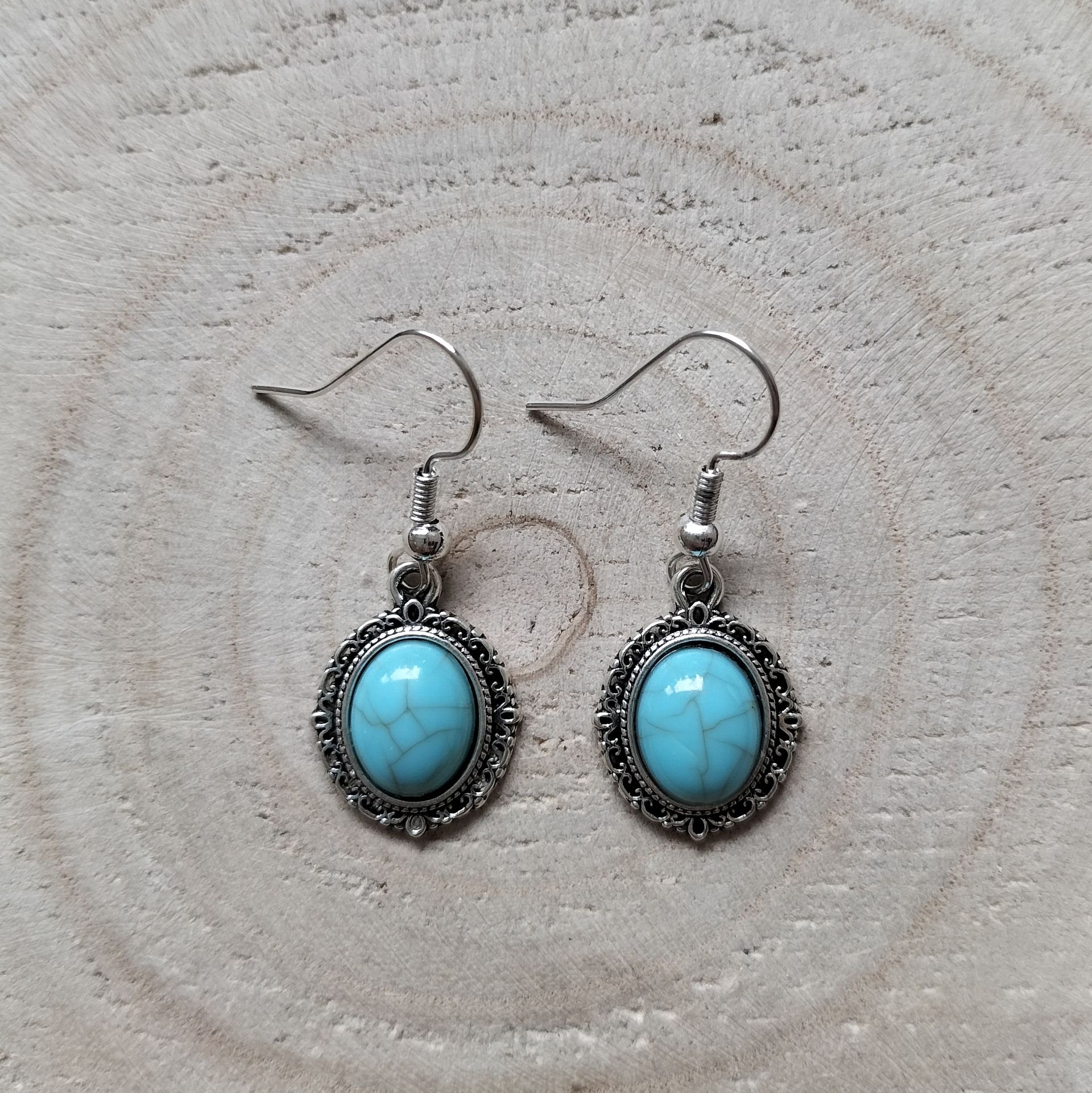 Zilverkleurige klassieke ovaalvormige oorbellen met turquoise steentje, hypoallergeen.