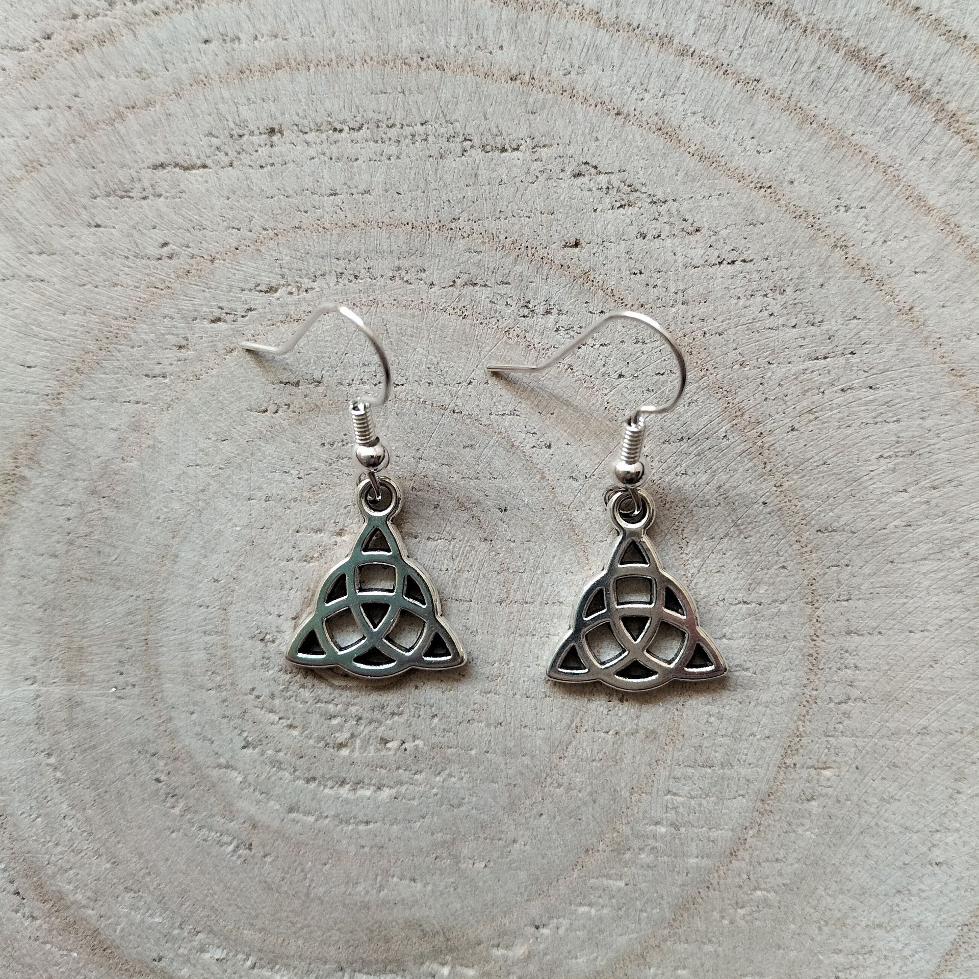 Zilverkleurige oorbellen met Keltische knoop triquetra, hypoallergeen.