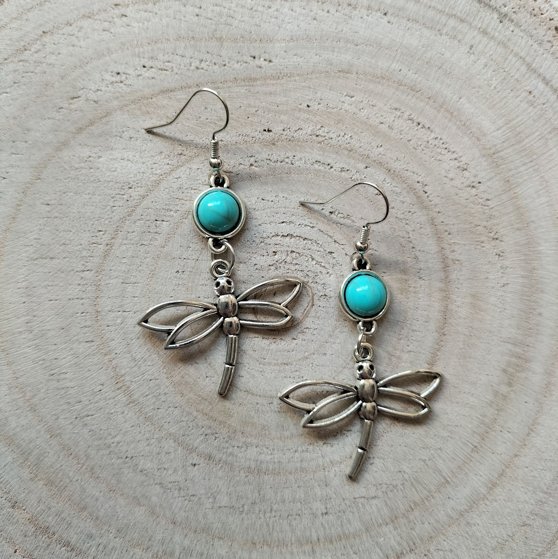 Zilverkleurige oorbellen met rond turquoise steentje en libel, hypoallergeen.