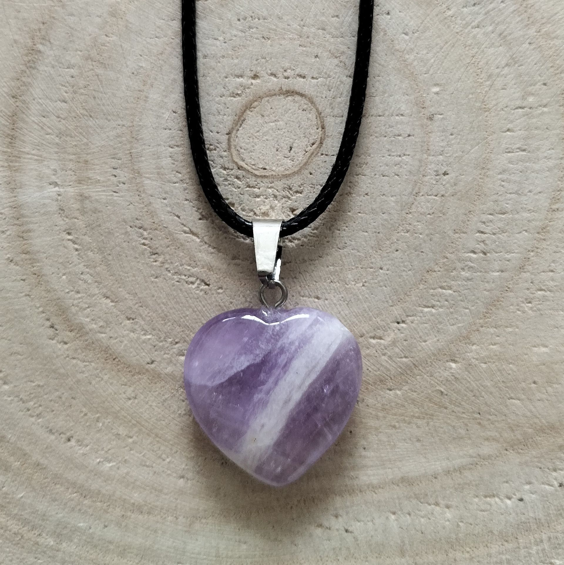 Waxkoord ketting met amethist hartje (licht paars).