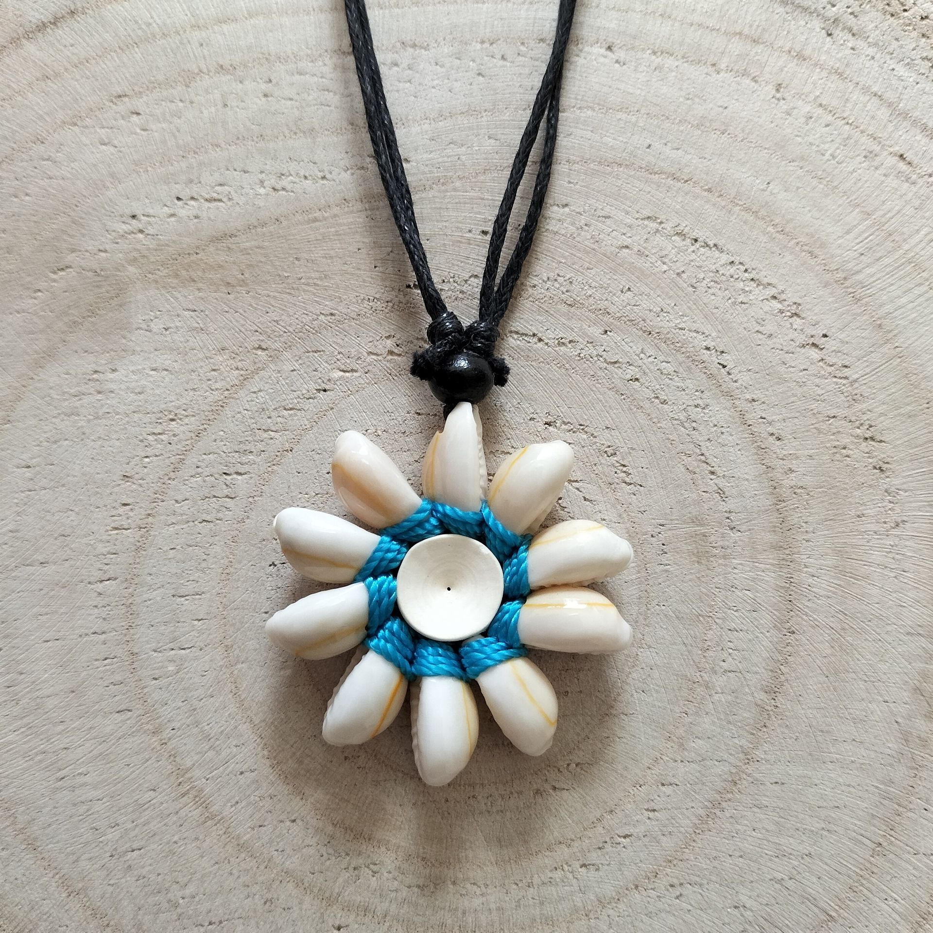 Waxkoord ketting met schelpen in de vorm van een bloem.