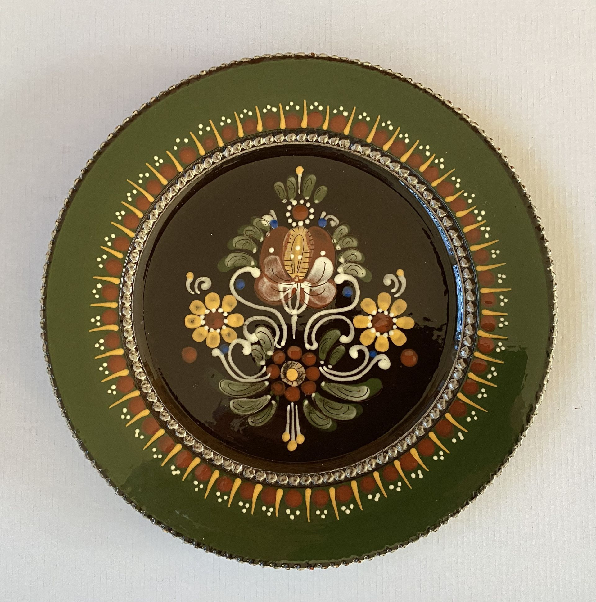 Vintage wandbord met bloemmotief, groen.
