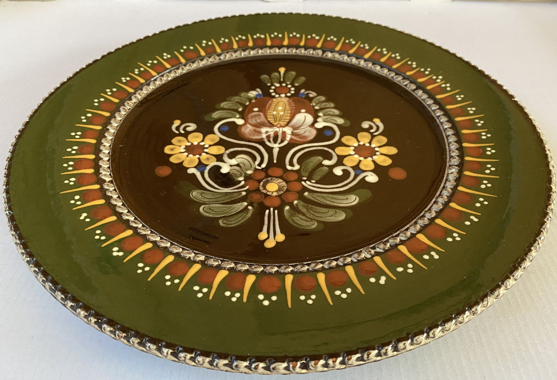 Vintage wandbord met bloemmotief, groen.