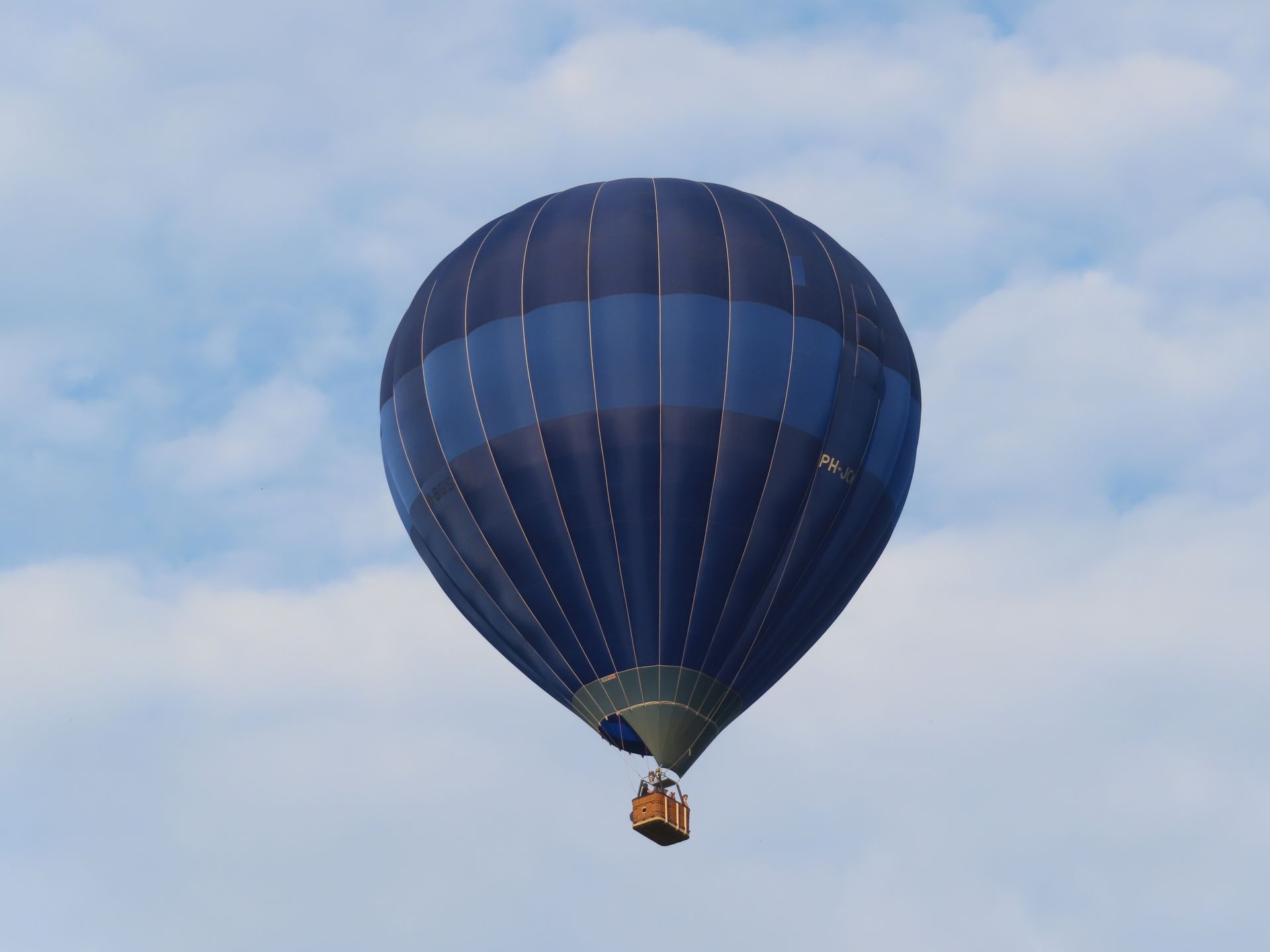 Heteluchtballon tegen een bewolkte hemel.