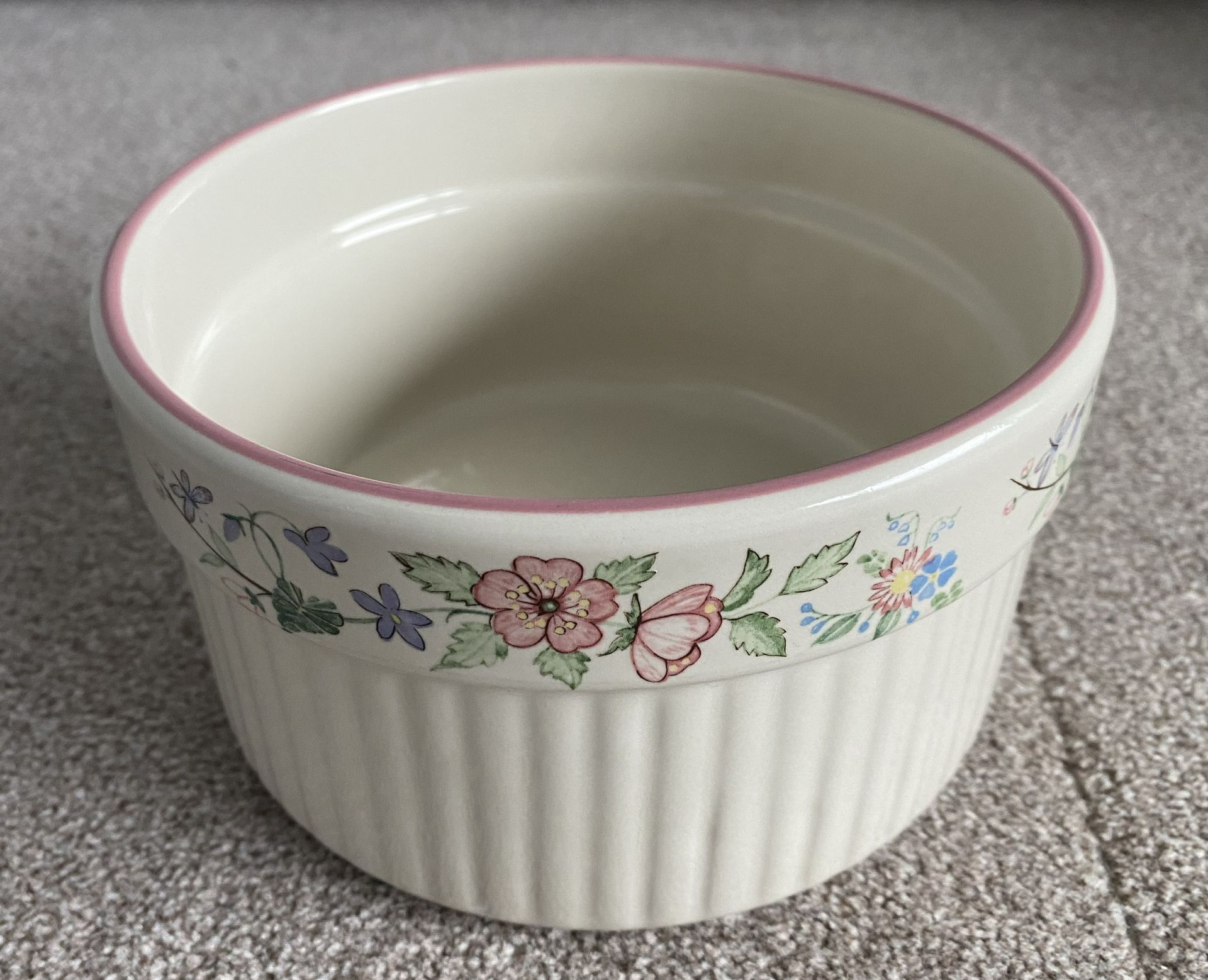 Vintage souffle ovenschaal met roze rand en bloemenpatroon van Spring Fields - Woods & Sons.