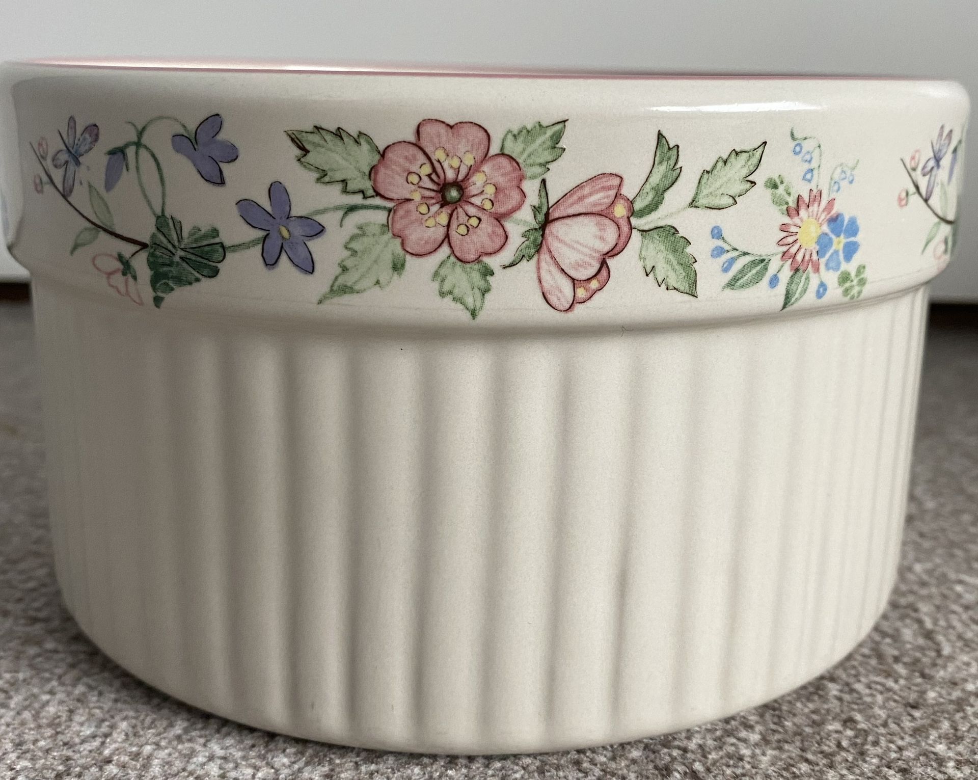 Vintage souffle ovenschaal met roze rand en bloemenpatroon van Spring Fields - Woods & Sons.