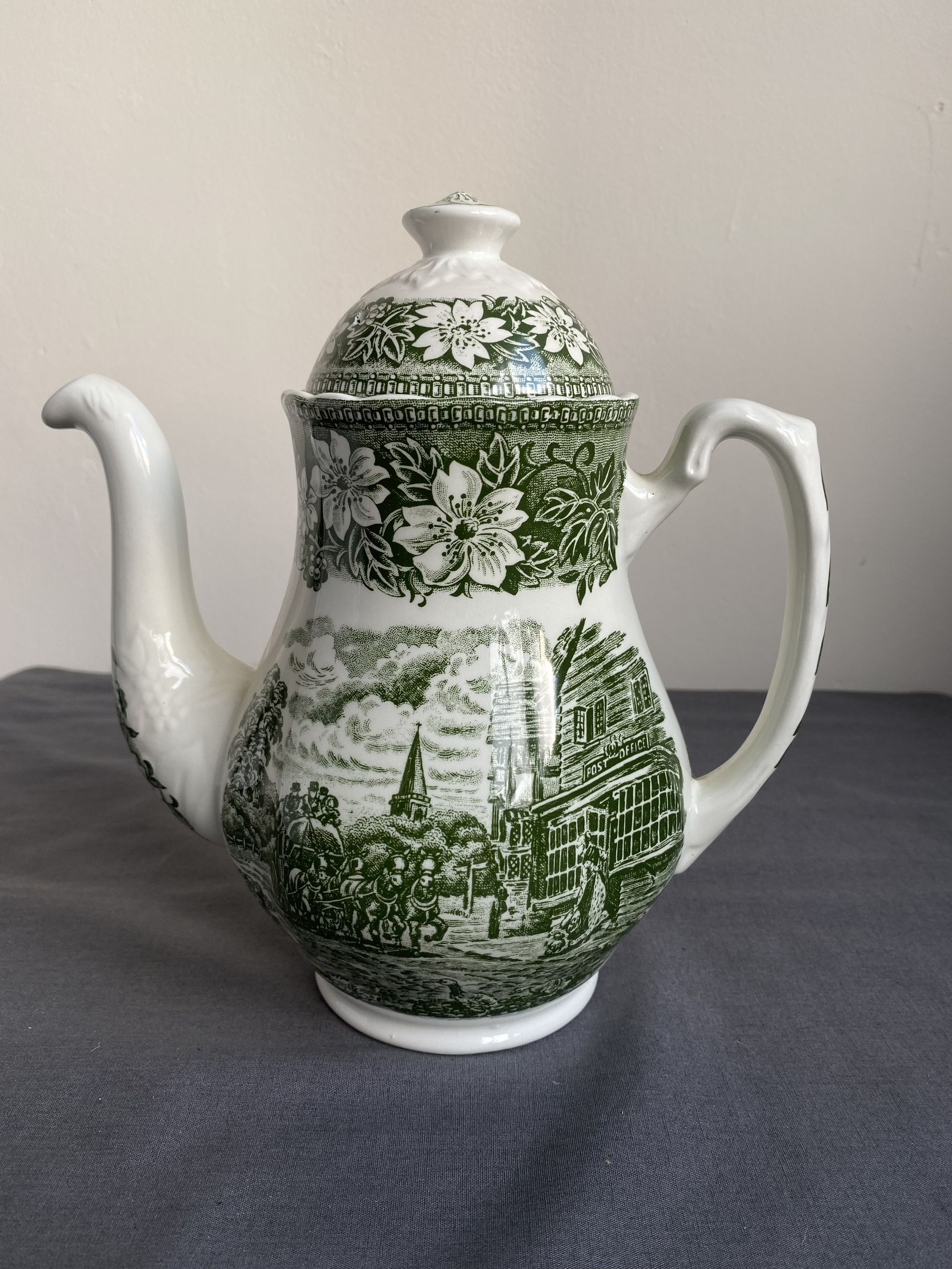 Vintage groen-witte porseleinen koffiepot met deksel, versierd met een landschapsmotief.