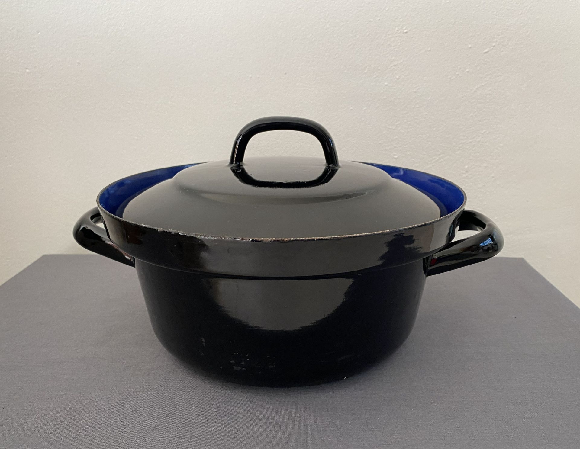 Vintage gietijzeren geëmailleerde braadpan.