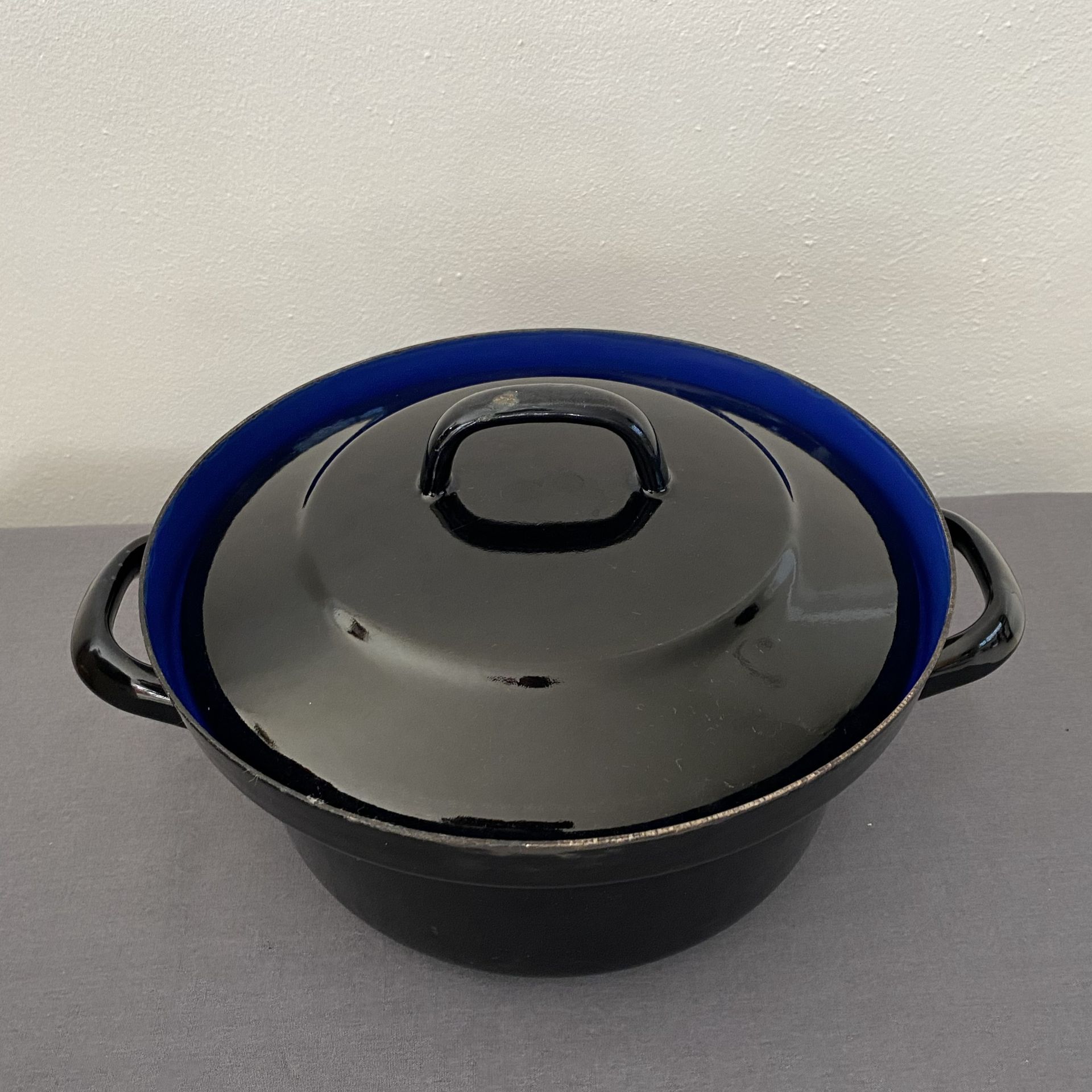Vintage gietijzeren geëmailleerde braadpan.