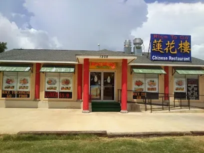 A chinese restaurant with a sign that says ' chinese restaurant ' on it