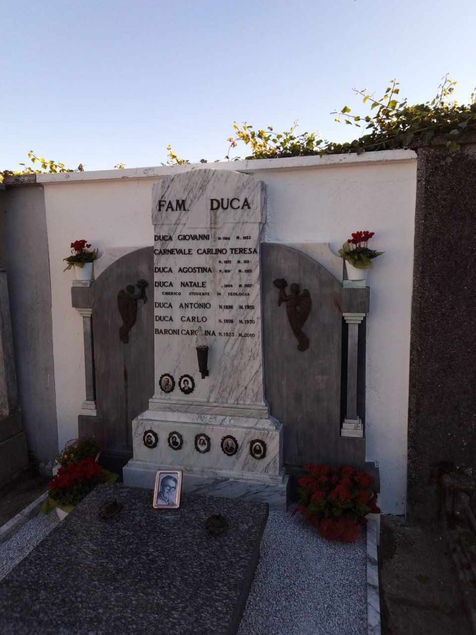 Edicola funeraria in marmo
