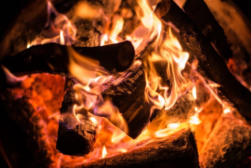 Brennende Holzscheite in einem Kaminofen.