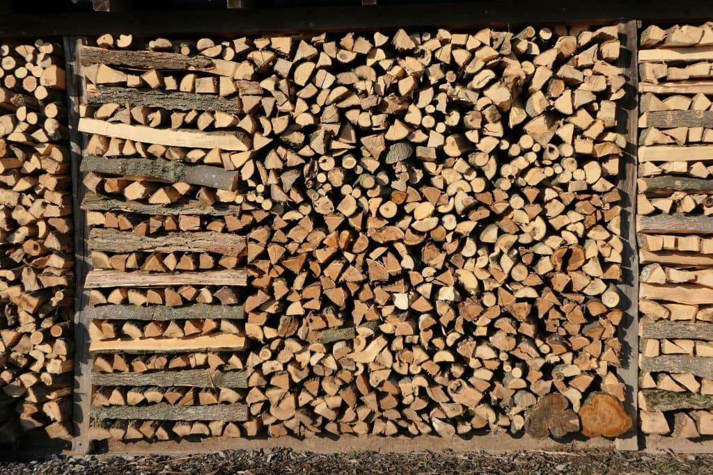gestapelte Holzscheite für den Kachelofen