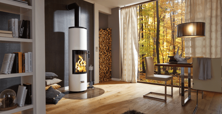 Modernes Wohnzimmer mit Kaminofen.