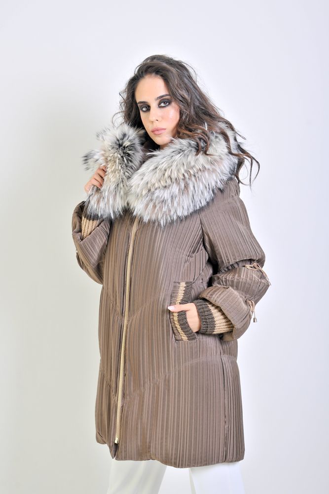 Donna che indossa un cappotto invernale marrone con collo di pelliccia e cappuccio foderato di pelliccia.