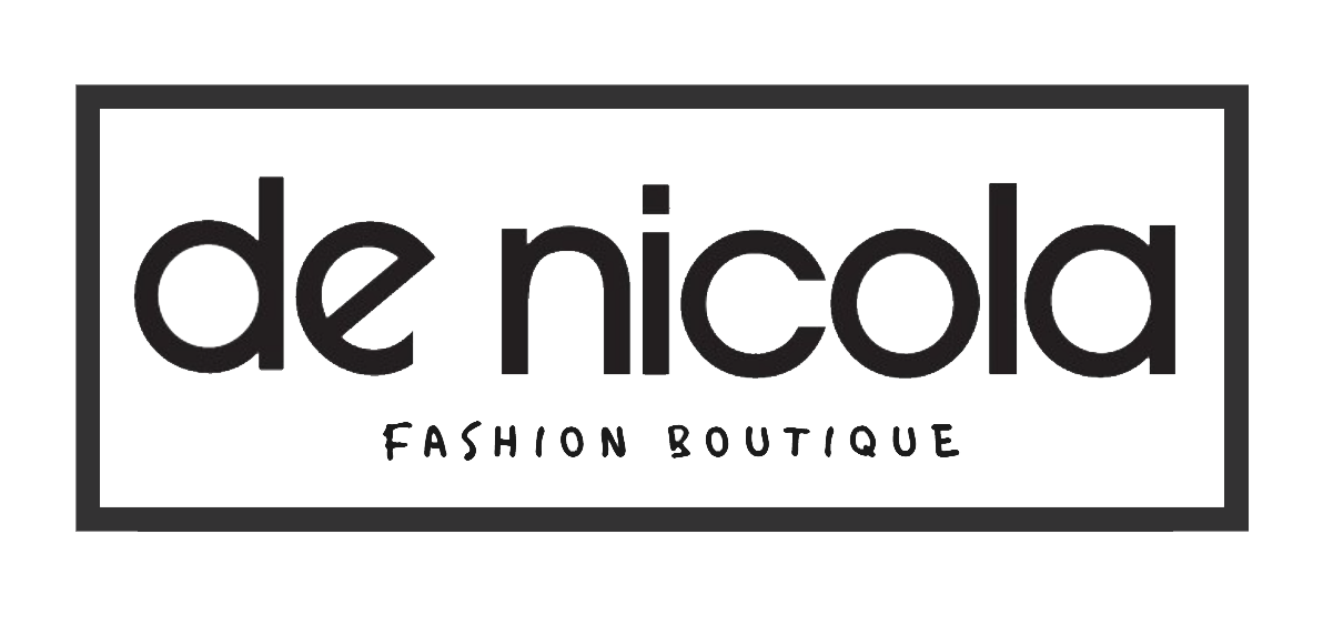 home page Logo della boutique di moda de nicola in un rettangolo nero.