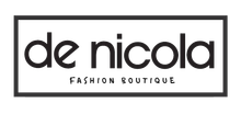 Logo della boutique di moda de nicola in un rettangolo nero.
