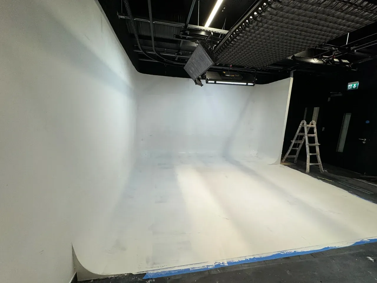 Green screen Cyc Wall for S&P Global, London image 3