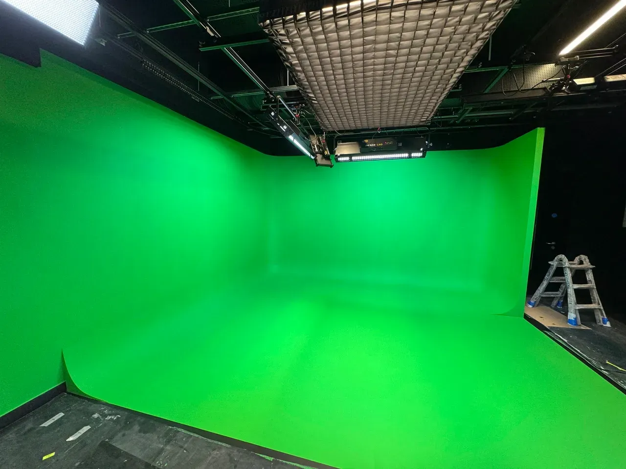 Green screen Cyc Wall for S&P Global, London image 2