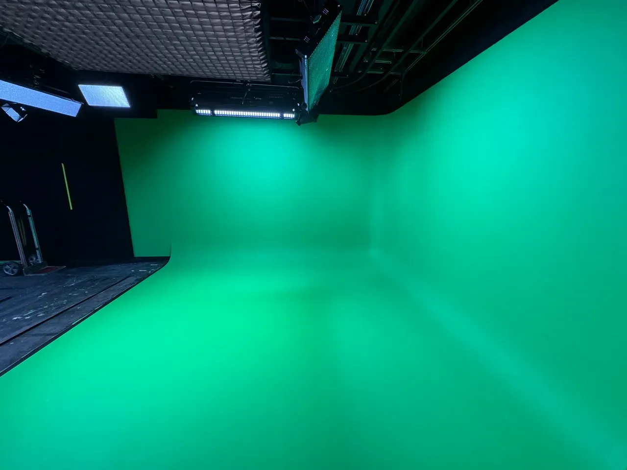 Green screen Cyc Wall for S&P Global, London image 1