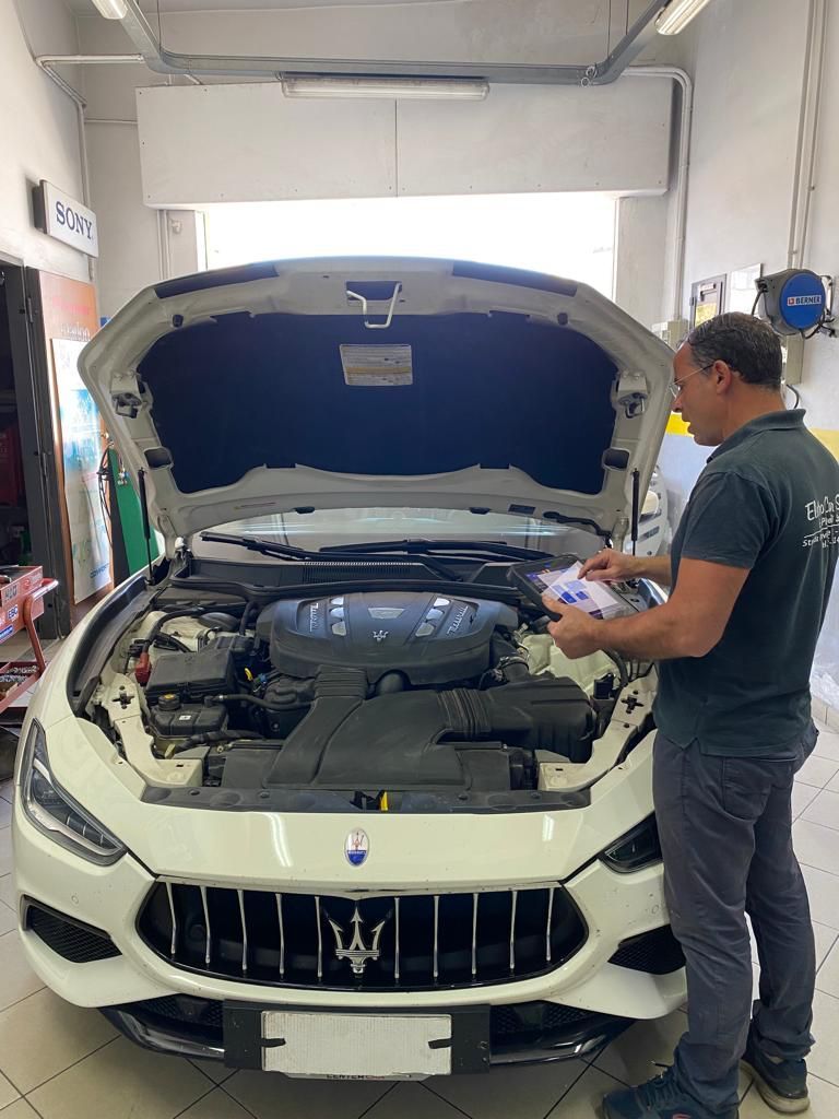 carrozziere durante un lavoro su una range rover