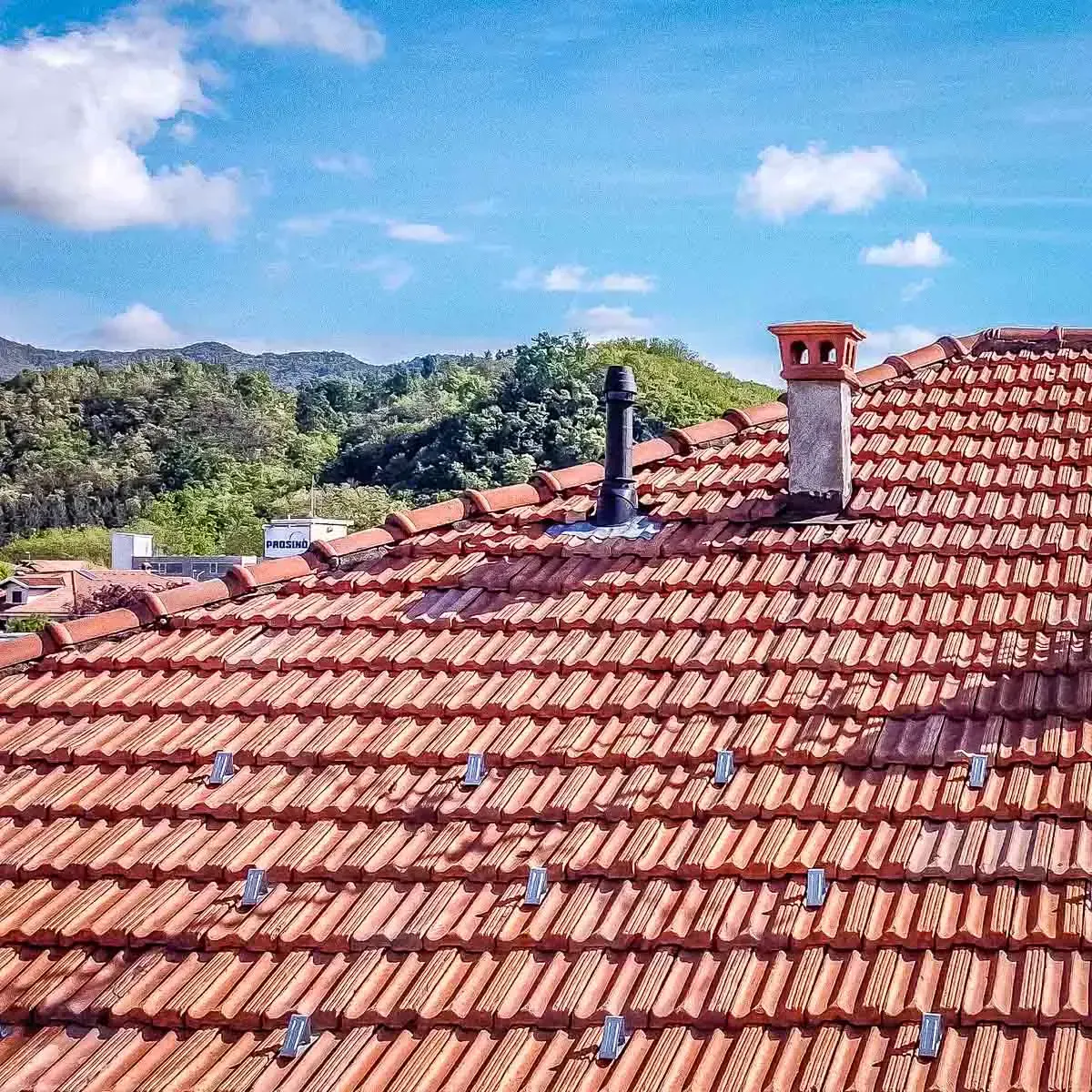 Ispezione tecnica e rilievi visivi con drone per controllo tetti, coppi e grondaie a Novara, Vercell, Biellai e VCO