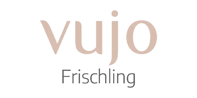 Logo mit dem Wort „vujo“ in Hellbraun, darunter „Frischling“ in Grau.