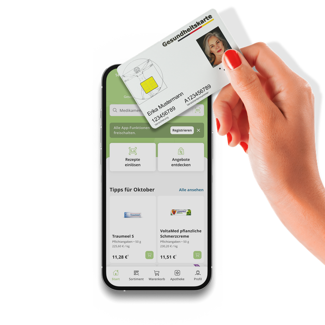 Eine Hand hält eine deutsche Krankenversicherungskarte über ein Smartphone, auf dem eine App-Oberfläche angezeigt wird.