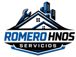 Logotipo de Romerohnos Servicios con una casa azul, una llave inglesa y edificios de la ciudad.