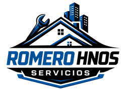 Logotipo de Romerohnos Servicios con una casa azul, una llave inglesa y edificios de la ciudad.