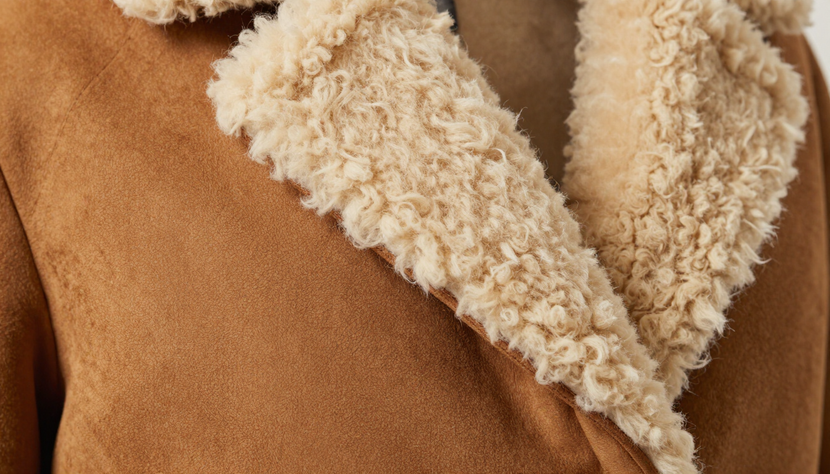 Cappotto in montone marrone con collo e finiture in pelliccia sintetica color crema