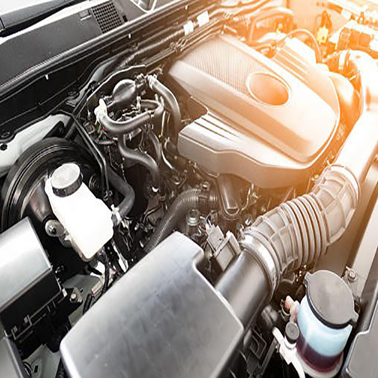 Un primer plano del motor de un automóvil con el capó abierto.