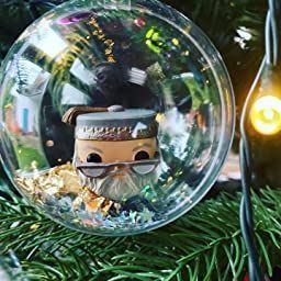 Auf der Spitze eines Weihnachtsbaums sitzt ein Funko-Pop-Weihnachtsornament.