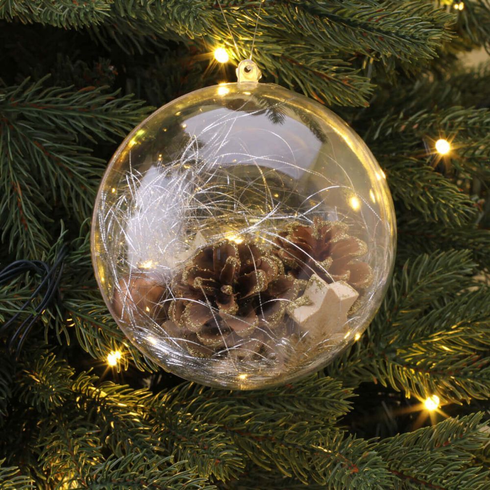 Ein durchsichtiges Weihnachtsornament mit einem Tannenzapfen darin