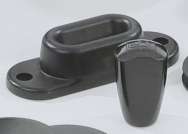 Eine Nahaufnahme eines schwarzen Plastikobjekts mit dem Buchstaben s darauf
