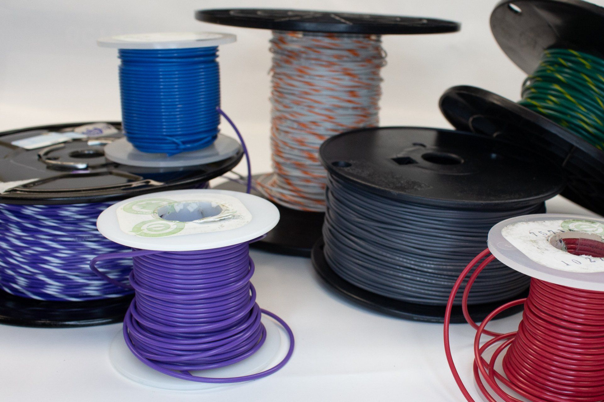 A bunch of spools of wire are sitting on a table