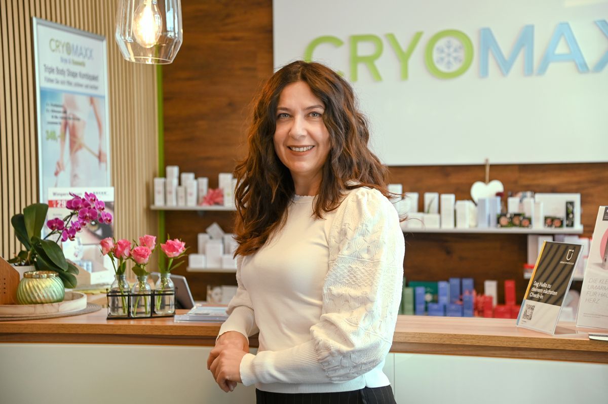 Eine Frau steht vor einem Tresen in einem Schönheitssalon.