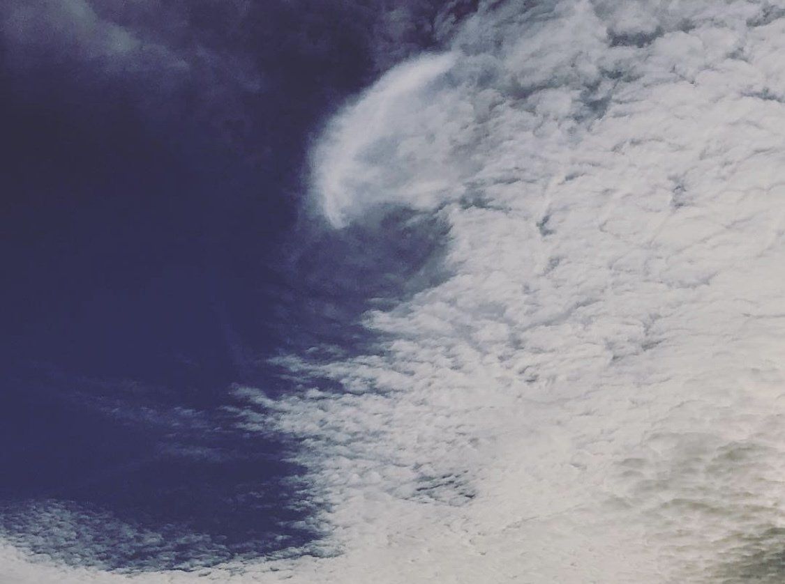 Een close-up van een wolk in een blauwe lucht, afbeelding bij informatie over IFS groepstherapie en IFS supervisie