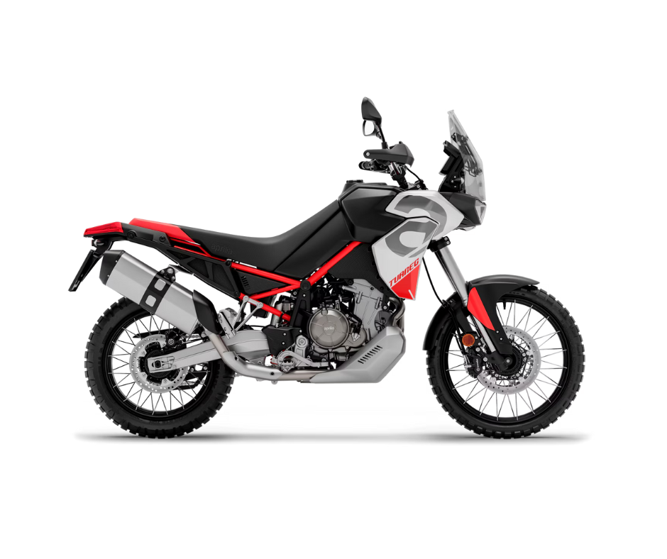 Uno scooter nero è parcheggiato su uno sfondo bianco.