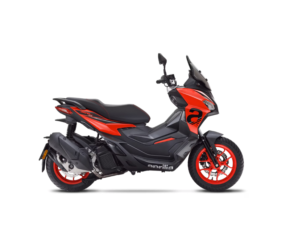 Uno scooter nero è parcheggiato su uno sfondo bianco.