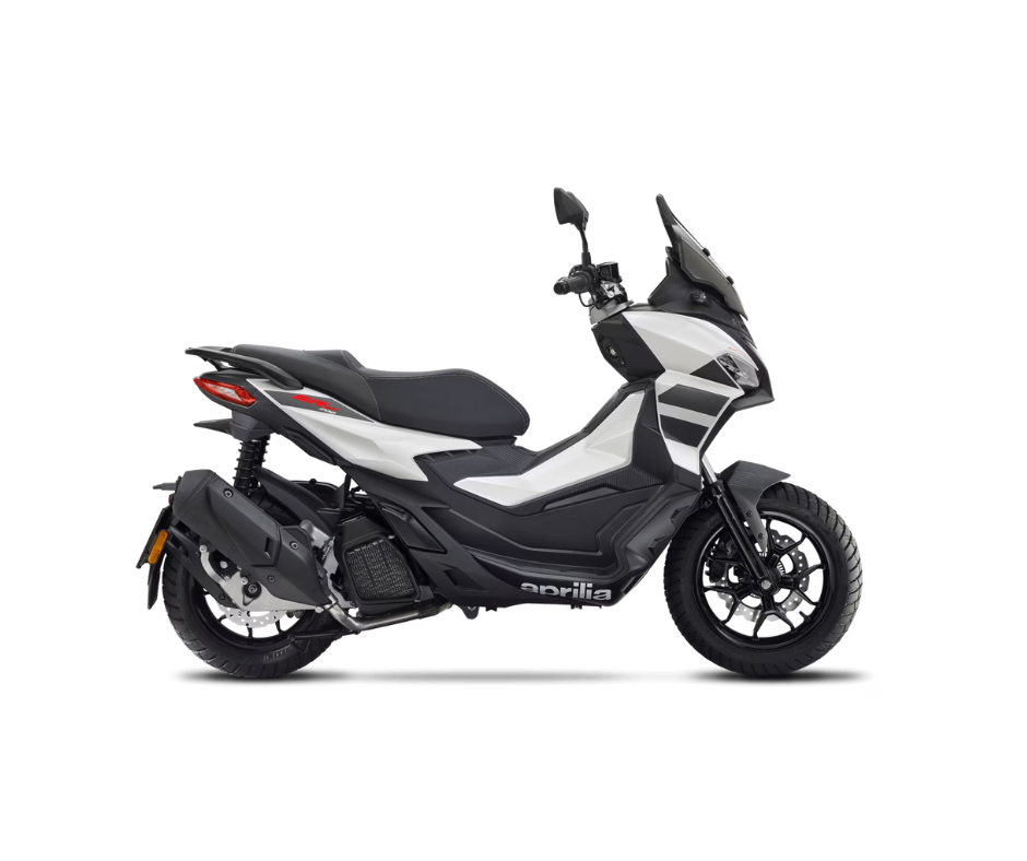 Uno scooter nero è parcheggiato su uno sfondo bianco.