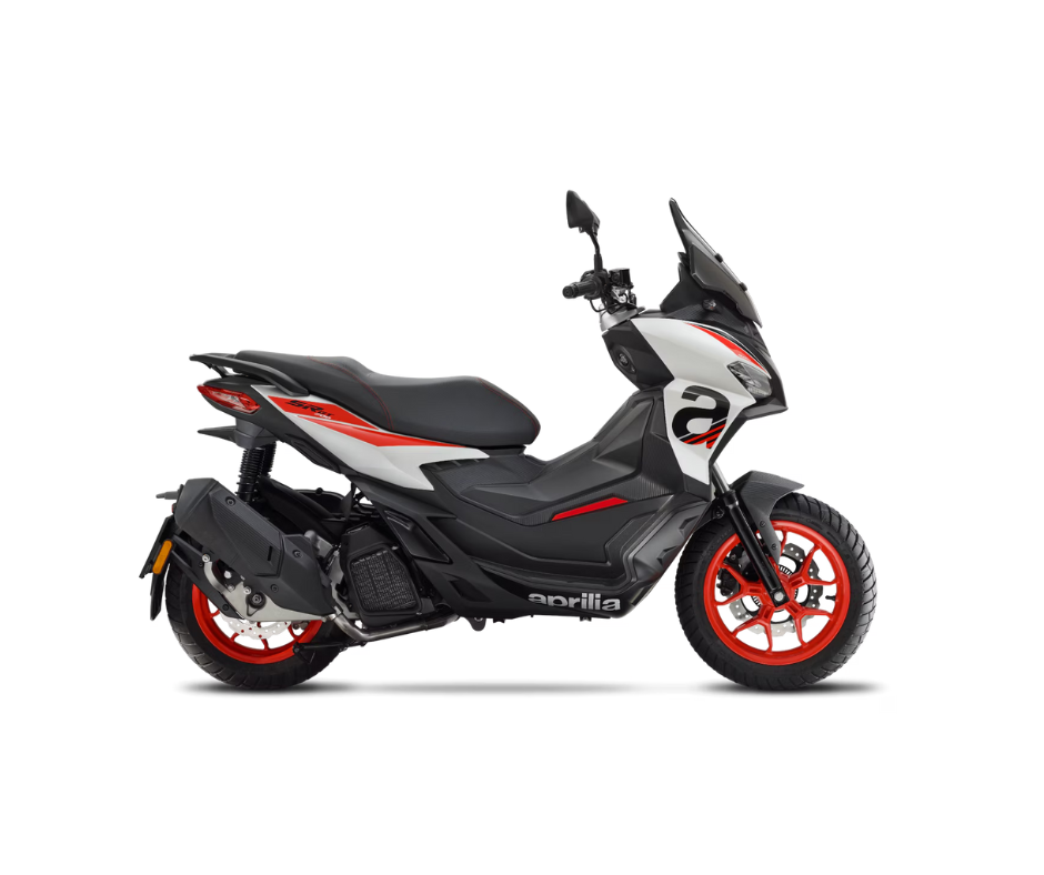 Uno scooter nero è parcheggiato su uno sfondo bianco.